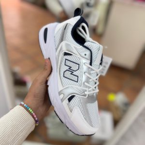 NB blanco y azul marino